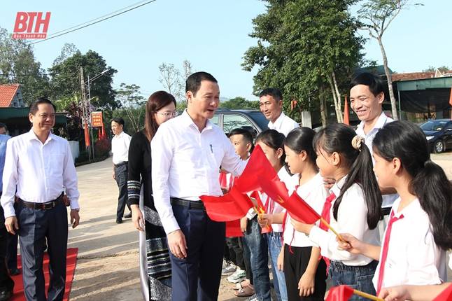 Chủ tịch UBND tỉnh Đỗ Minh Tuấn dự Ngày hội Đại đoàn kết toàn dân tộc tại khu dân cư thôn 3, xã Bãi Trành