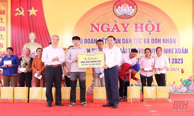 Chủ tịch UBND tỉnh Đỗ Minh Tuấn dự Ngày hội Đại đoàn kết toàn dân tộc tại khu dân cư thôn 3, xã Bãi Trành